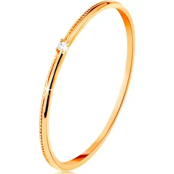 Prsten Prsten ve žlutém 14K zlatě - drobný čirý zirkon, jemně vroubkovaná ramena - Velikost: 57