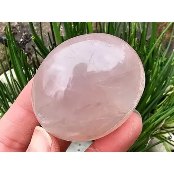 Přírodní kámen Růženín hladký kámen z Madagaskaru 104g