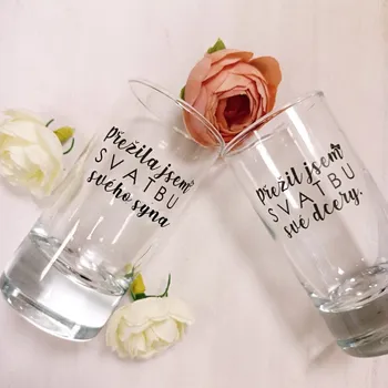 Svatební dekorace Svatební sklenička (panák) pro mámu ženicha- Přežila jsem svatbu svého syna