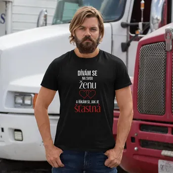 Žertovný předmět Dívám se na svou ženu a říkám si, jak je šťastná - pánské tričko s potiskem
