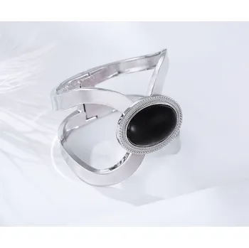 Náramek B-TOP Módní dámský náramek s černým kamenem - postříbřený