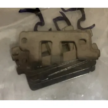 Příslušenství k šicímu stroji nosič dvířek chapače levý 825015010 Janome