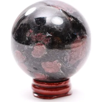 Drahý kámen Magieprirody.cz Granát koule 59 mm 357 g přírodní kámen + dřevěný podstavec #A298