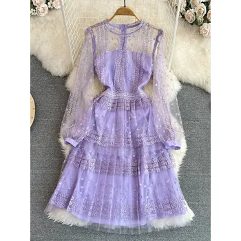 Dámské šaty fialové tylové šaty s výšivkou a průhlednými rukávy - S Barva: Levandulová, Velikost: S