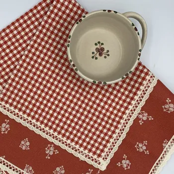 Napron - ubrus červený kanafas kostky a Červenka s krajkou Vzor kanafasu: Kostky 5x5mm, Napron rozměr: 65x65 cm