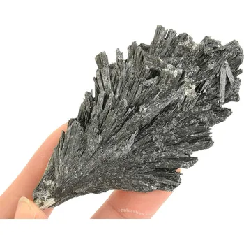 Přírodní kámen Kyanit disten krystal černý surový z Brazílie 70g