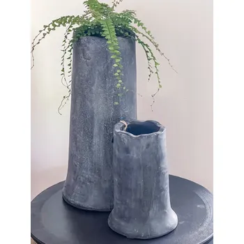 Obal na květináč Obal na květiny z keramiky Velikost: výška 24,5 cm, šířka 16,5 cm, průměr otvoru 9 cm