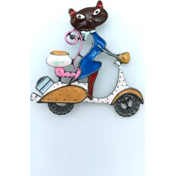 Brož Phoenix Brož Kočka na skútru hnědá