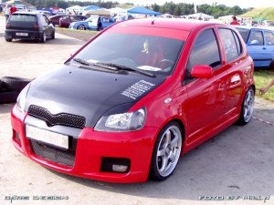 Samolepka na auto Toyota Yaris - přední (16 - růžová) NÁLEPKA, FÓLIE, POLEPY, TUNING, VLASTNÍ TEXT, TISK, AUTOSAMOLEPKY.cz, SAMOLEPKY, OBRÁZEK, LOGO, VÝROBA, PRODEJ