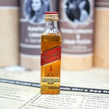 Whisky Doplňky k novinám v tubusu Johnnie Walker Whiskey 0,05 l