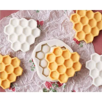 Silikonová forma - ozdoba včelí plástev 45 x 45 mm