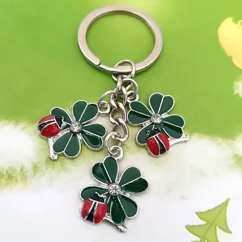 Přívěsek na klíče beruška na čtyřlístku
