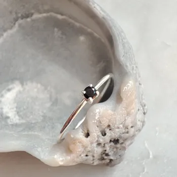 Prsten Prstýnkárna Jednoduchý stříbrný prstýnek s černým zirkonem AG 925 ≤ 0,6 g Velikost prstenu: 9 (59/60)