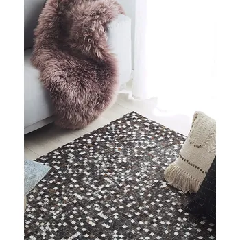 Koberec Koberec hnědý stříbrný kožený 140 x 200 cm kostkovaný vzor patchwork rustikální styl Beliani