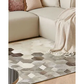 Koberec Koberec z Hovězí Kúže Šedé Patchworkové Geometrické Vzory 140 x 200 cm Beliani