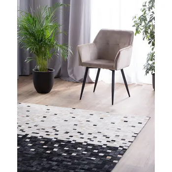 Koberec koberec Černý a béžový 140 x 200 cm s tečkami, kožený dekorativní obývací pokoj ložnice Beliani