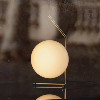 Lampička Stolní lampa FLOS IC T1 Low 10th Anniversary, pozlacená, stm. - Ø stínidla 20 cm; šířka a délka základny 17,6 cm bílý opál, zlato 1 x 60 W - Doprava zdarma