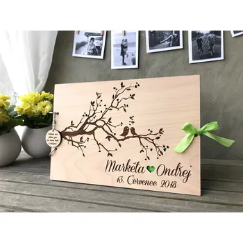 Svatební dekorace DŘEVĚNÁ SVATEBNÍ KNIHA HOSTŮ - PTÁČCI Barva vnitřního papíru: ČERNÁ, Barva lístečků: Zelená