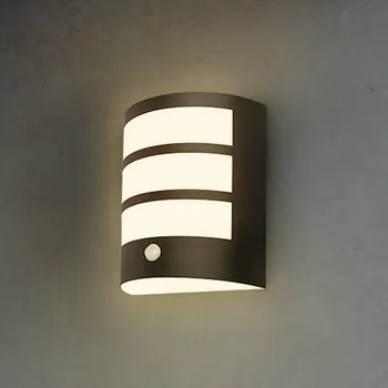Lampička Briloner Nabíjecí venkovní nástěnné svítidlo LED 3795015, černé, senzor, IP44 černá 1 x 5,8 W LED - Doprava zdarma