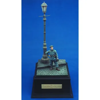 Plastikový model Royal Model 1/35 Italian Officer Btg. Azzurro (with base) WWII