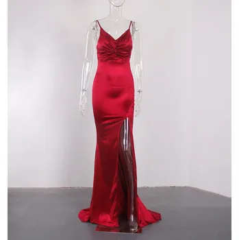 Dámské šaty Večerní saténové šaty na špagetová ramínka s řasením Barva: Bordová, Velikost: L