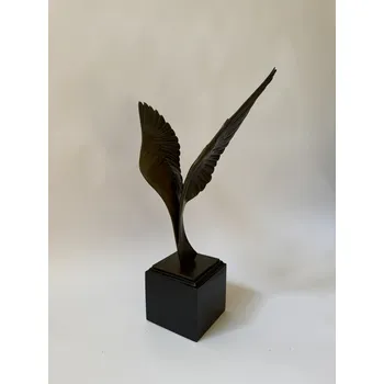 KŘÍDLA - BRONZOVÁ SOCHA NA MRAMOROVÉM PODSTAVCI
