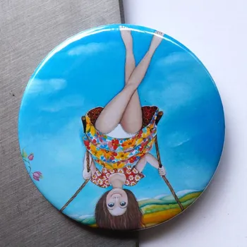 Dekorativní magnet Zuzana Honsová Nohama v oblacích magnet 56 mm