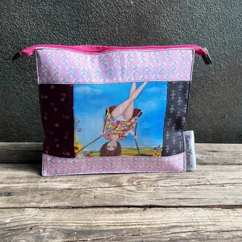 Kosmetická taška Zuzana Honsová Taštička na drobnosti Nohama v oblacích