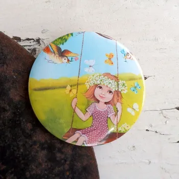 Dekorativní magnet Zuzana Honsová Holčička na houpačce magnet 56 mm