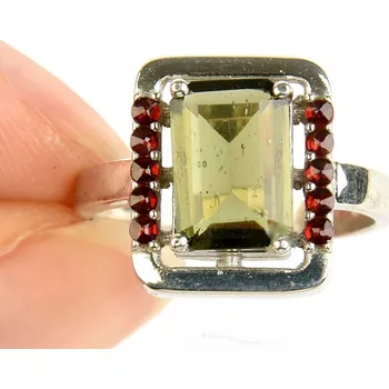 Prsten Vltavín a granáty prsten obdélník 10 x 7mm Ag 925/1000