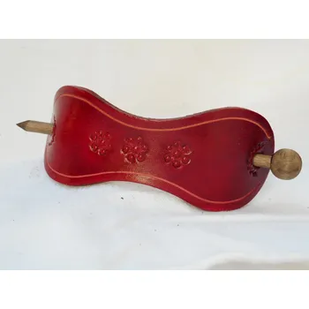 Kožená spona do vlasů s dřevěněnou jehlicí č.10 Barva: Červená