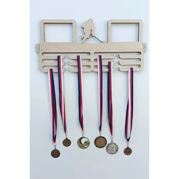 věšák na medaile MAJADESIGN Věšák na medaile s fotorámečky hokej Provedení: Přírodní dřevo