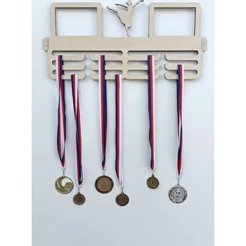 věšák na medaile MAJADESIGN Věšák na medaile s fotorámečky tanec Provedení: Přírodní dřevo