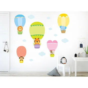 Samolepící dekorace Zvířátka v létajících balonech samolepky na zeď arch 38 x 38 cm