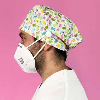 Čepice Enfermanía Chirurgická čepice pro krátké vlasy s knoflíkem Barva: Coloured Tweets
