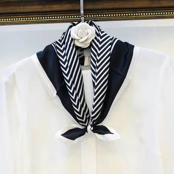 Šátek Malý šátek z hedvábí- Černobílý geometrický vzor 2