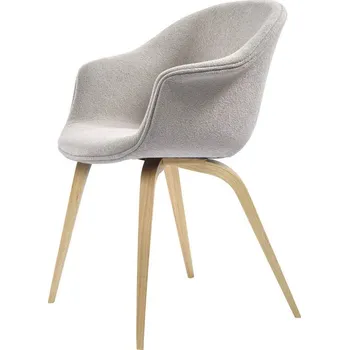 Jídelní židle Gubi Ex-display židle Bat celopolstrovaná, oak semi matt / Light Bouclé 008