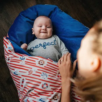 Zavinovačka Lily is sailing Péřová zavinovačka - Červený námořník velvet Velikost: 80 x 80 cm, Varianta: povlak zapínání na knoflíky