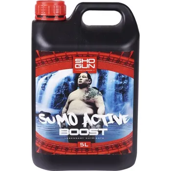 Hnojivo Shogun Sumo Active Boost 5L, květový stimulátor (SHOGUN Sumo Active Boost je tekutý emulzní koncentrát složený z přírodní sloučeniny Triacontanol a rostlinného extraktu. Stimuluje příjem těžkých živin a fotosyntézu a zároveň zvyšuje obsah cukrů, proteinů,