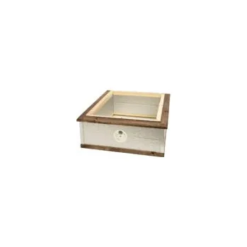 Polyuretanový nástavek Langstroth 2/3 s očkem na 10 rámků 482x159mm je vyrobený s polodrážkami jako klasický nástavek. Stěny úlu jsou omyvatelné, hrany olepené masivy ze smrkového dřeva, které jsou přesazené a slouží jako úchyty.