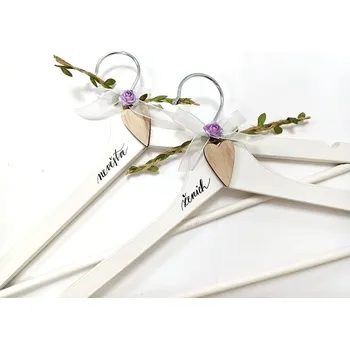 Party dekorace Svatební dřevěná ramínka bílá - fialová růžička - 2 ks