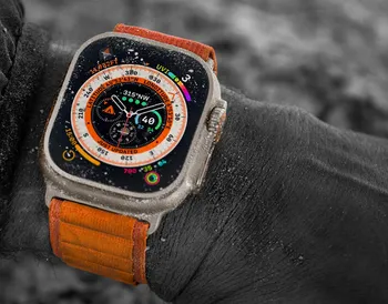 přední pohled na Apple watch ultra s oranžově alpským řemínkem