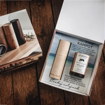 Dárkový potravinový koš La Plantation Dárková sada s luxusním mlýnkem z javoru s černým Kampotským pepřem La Plantation