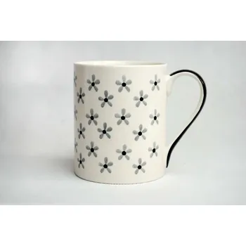 Bílý hrnek s motivem květů (Hrneček s květy)