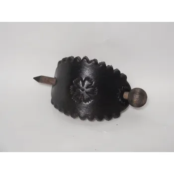 Kožená spona do vlasů s dřevěnou jehlicí č.4 Barva: Černá