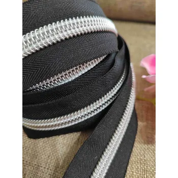 Zip Zip spirálový šíře 10 mm metráž se stříbrnými zoubky 2,5 metrů