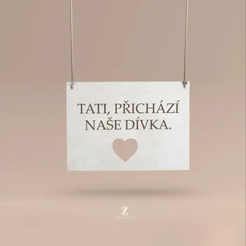 Svatební dekorace Dřevěná svatební cedulka TATI PŘÍCHÁZÍ NAŠE DÍVKA - SRDCE Text: Text z obrázku