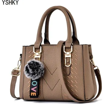Kabelka Dámská menší kabelka s chlupatým přívěskem Barva: hnědá D