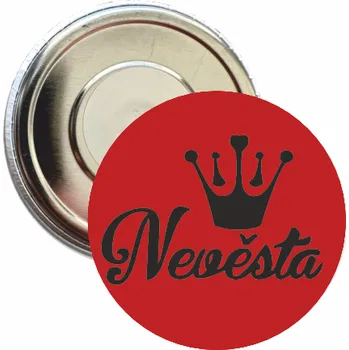 ON-DESIGN Placka s motivem Nevěsta Barva: červená, Barva potisku: černá, Typ buttonu: magnet