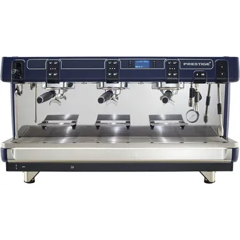 Příprava kávy Faema Prestige A/3 Plus je profesionální třípákový espresso kávovar kombinující italský design, výkon a precizní kontrolu extrakce. Nabízí objemný bojler, spolehlivý termosyfonový systém a moderní prvky jako ambientní osvětlení a úsporný režim. Ideální vo